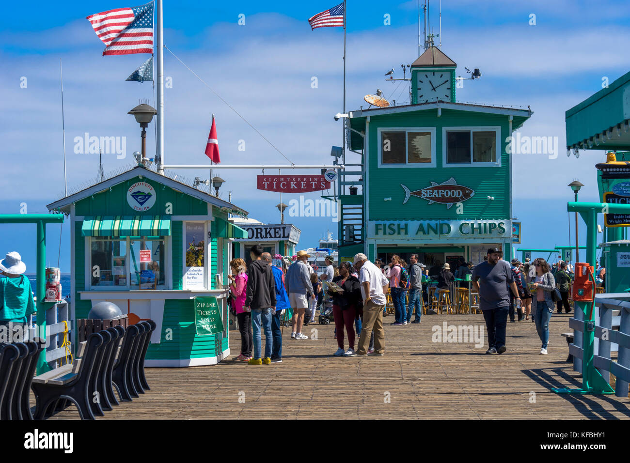 Les touristes sur le Green Pleasure Pier at Avalon sur l'île de Santa Catalina en Californie Banque D'Images