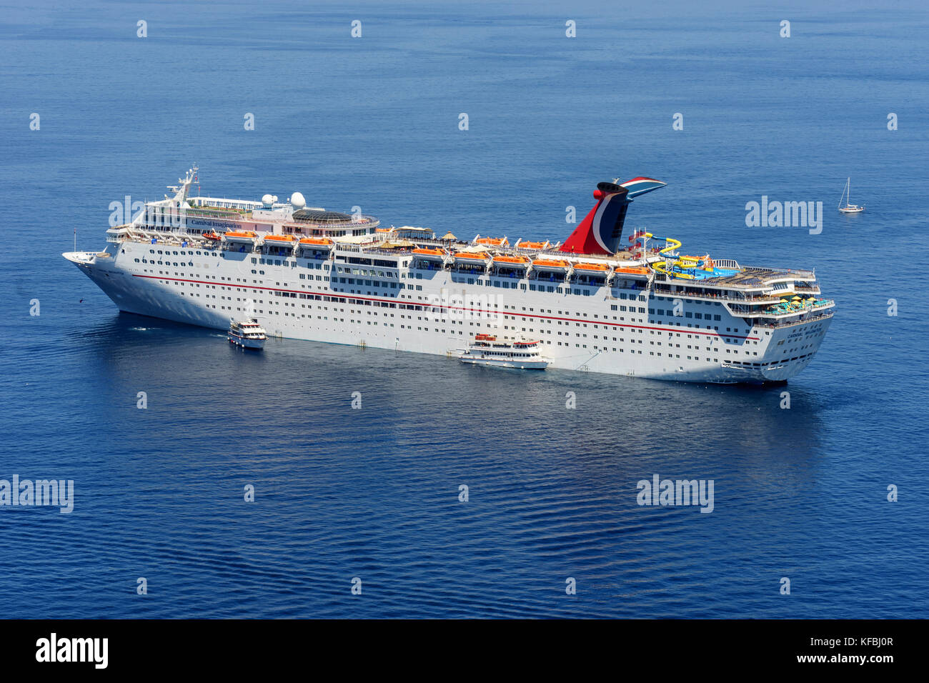 Carnival Cruise ship ancré à Avalon, l'île de Catalina, le sud de la Californie aux États-Unis. Bateaux Liberty en tenant les passagers à terre. Banque D'Images