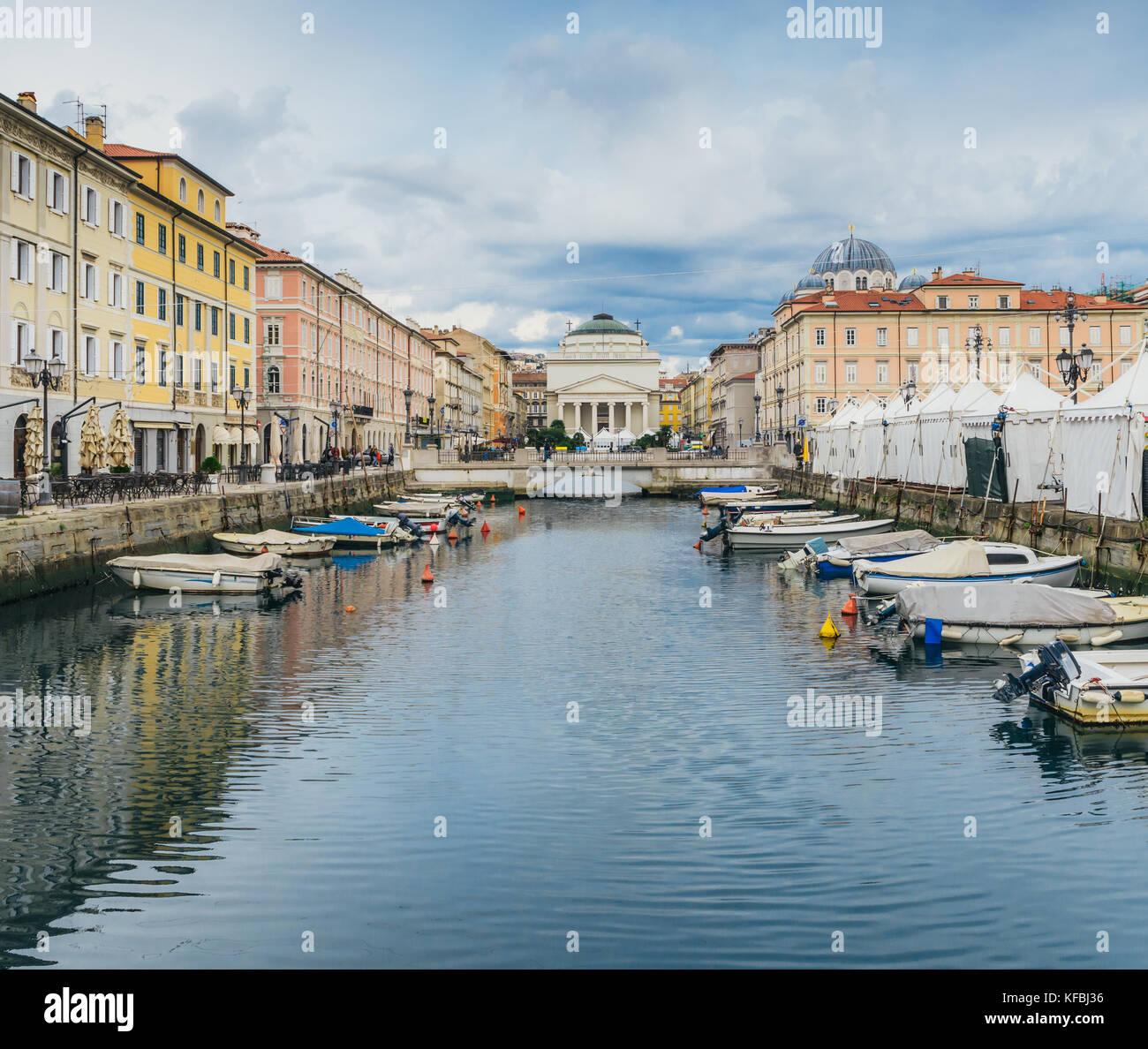 Trieste, Italie : le canal est le précieux bijou dans le centre de Trieste et est bordée de beaux bâtiments et les cafés en plein air qui mènent jusqu'à l'am Banque D'Images