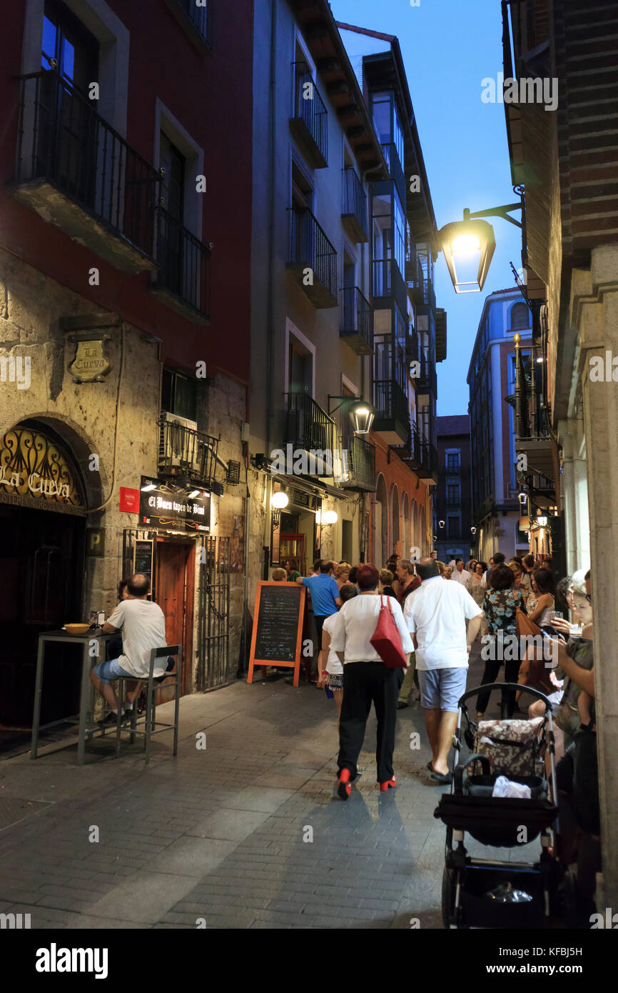 Visiteurs appréciant l'atmosphère de la soirée dans la Calle Correos Valladolid, Espagne Banque D'Images