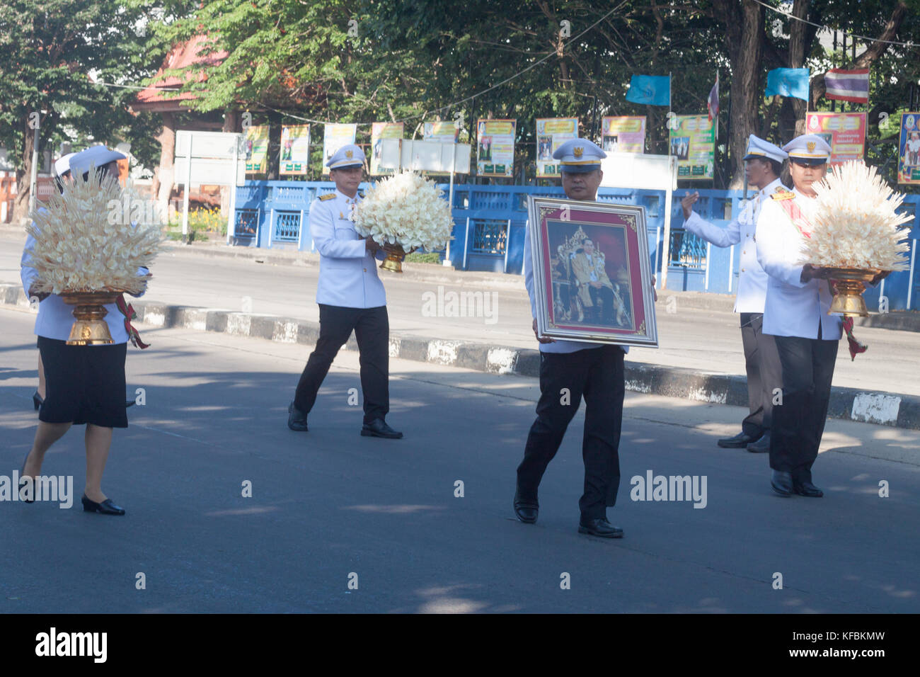 Buriram, THAÏLANDE - 26 octobre 2017 : Agent du gouvernement thaïlandais en uniforme portent des fleurs en signe de respect pour la fin thai le roi Bhumibol Adulyadej à buriram rajabhat. chalermwut comemuang : crédit/Alamy live news Banque D'Images