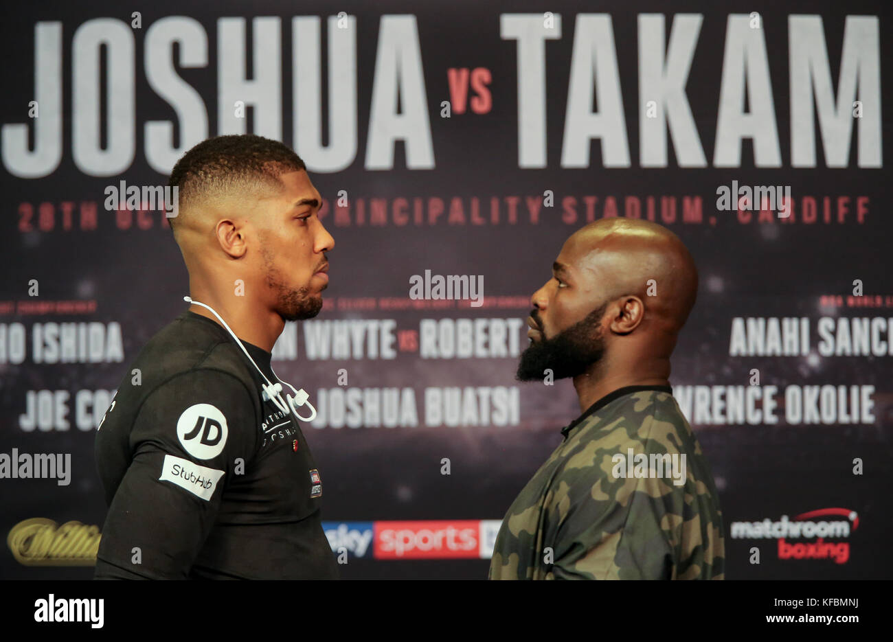 L'Université de Cardiff, Cardiff, Pays de Galles, Royaume-Uni 26 octobre 2017, le monde Titre Poids lourd Combat. Conférence de presse Anthony Joshua MBE V Carlos Takam Joshua porter chemise noire Credit Huw Fairclough/Alamy News Banque D'Images