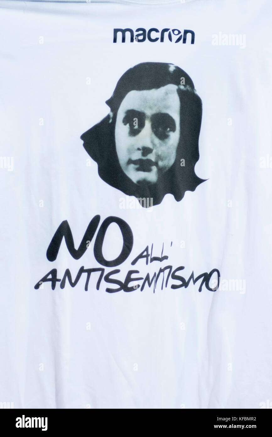 Bologne, Italie. 25 octobre 2017. Vue générale Football/Football : les joueurs du Lazio portent le T-shirt représentant Anne Frank et le message de 'non à l'antisémitisme' pendant l'échauffement avant le match italien 'Serie A' entre le FC 1-2 SS Lazio de Bologne au Stadio Renato Dall'Ara à Bologne, Italie . Crédit : Maurizio Borsari/AFLO/Alamy Live News Banque D'Images
