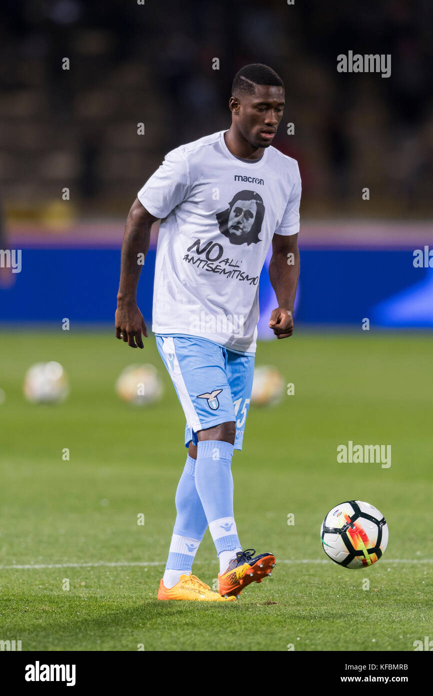 Bologne, Italie. 25 octobre 2017. Bastos (Lazio) Football/Football : les joueurs du Lazio portent le T-shirt représentant Anne Frank et le message de 'non à l'antisémitisme' lors de l'échauffement avant le match italien de 'Serie A' entre le FC 1-2 SS Lazio de Bologne au Stadio Renato Dall'Ara à Bologne, Italie . Crédit : Maurizio Borsari/AFLO/Alamy Live News Banque D'Images