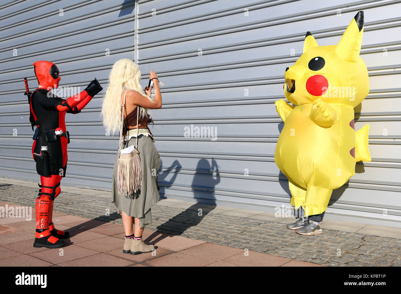 Londres, Royaume-Uni. 27 oct, 2017. participants habillés comme pikachu, deadpool et Daenerys Targaryen dans Game of thrones arrive à mcm london comic con qui aura lieu au crédit d'excel : Paul Brown/Alamy live news Banque D'Images