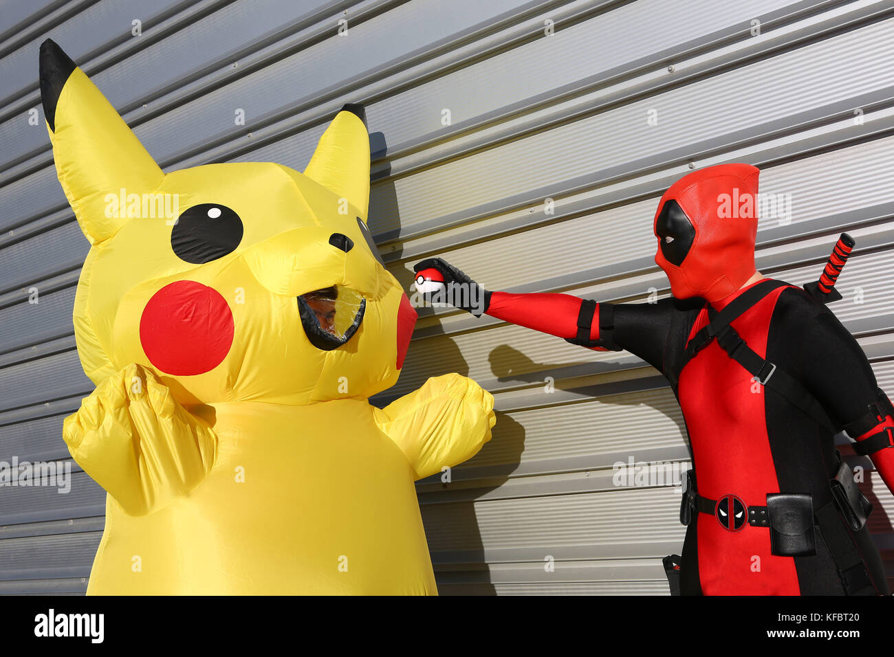 Londres, Royaume-Uni. 27 oct, 2017. deadpool tente d'attraper pikachu dans une pokéball à mcm london comic con qui aura lieu au crédit d'excel : Paul Brown/Alamy live news Banque D'Images