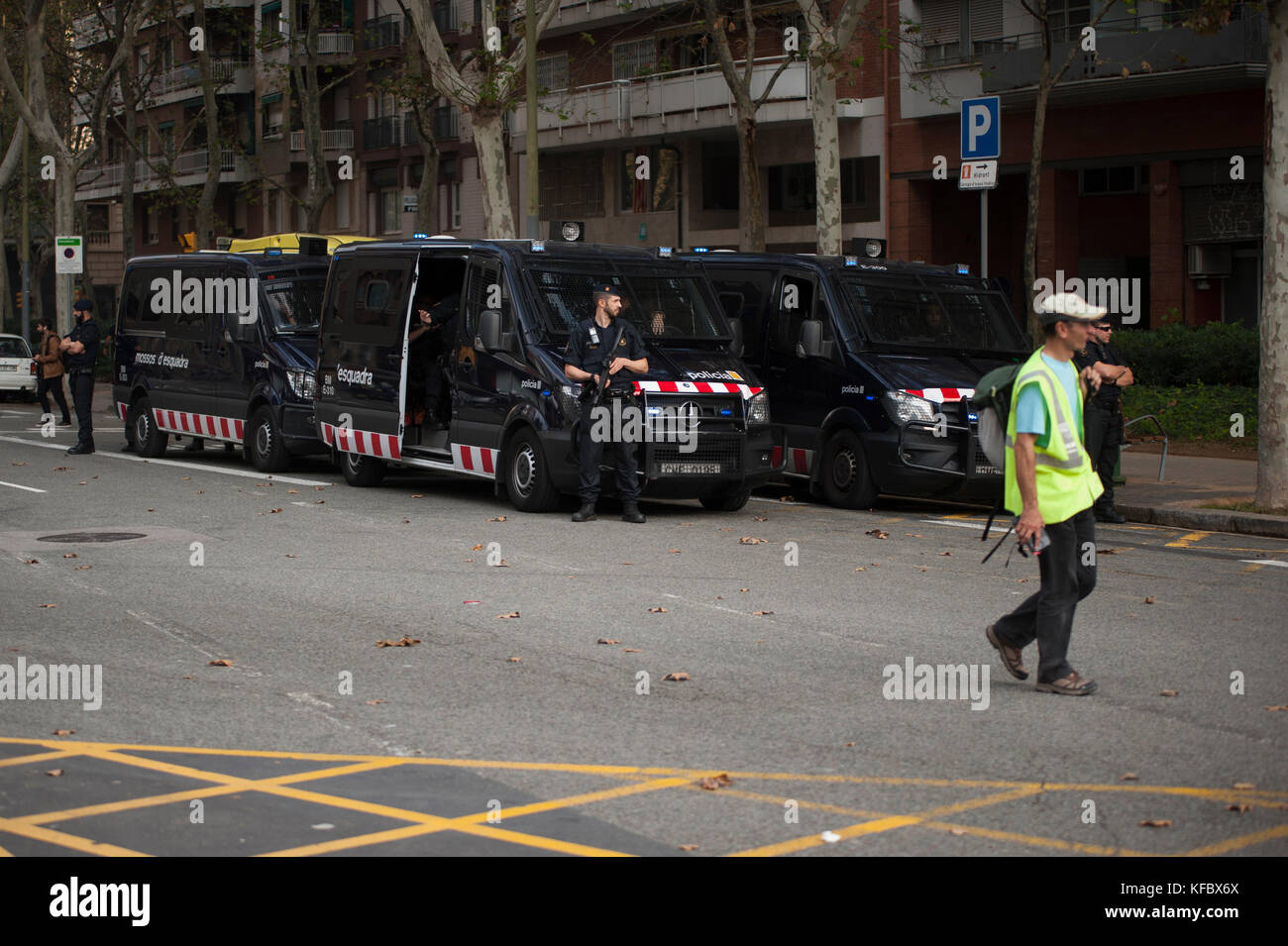 Barcelone, Espagne. 27 octobre 2017. Des membres des mossos d'esquadra gardent le Parlement de Catalogne lors des votes du Parlement pour la proclamation de l'indépendance de la Catalogne. Credit: Charlie Perez/Alay Live News Banque D'Images