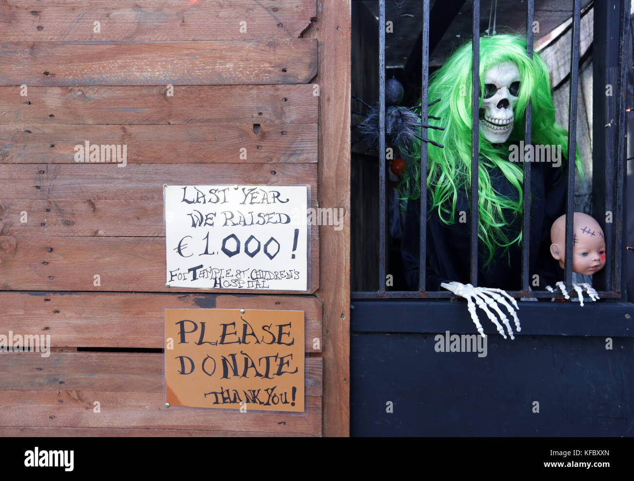 Dublin, Irlande. 27er octobre 2017, une maison dans la région de Dublin 3 qui est décoré pour l'halloween pour récolter des fonds pour l'hôpital pour enfants de la rue du temple à Dublin. crédit : laura hutton/Alamy live news. Banque D'Images