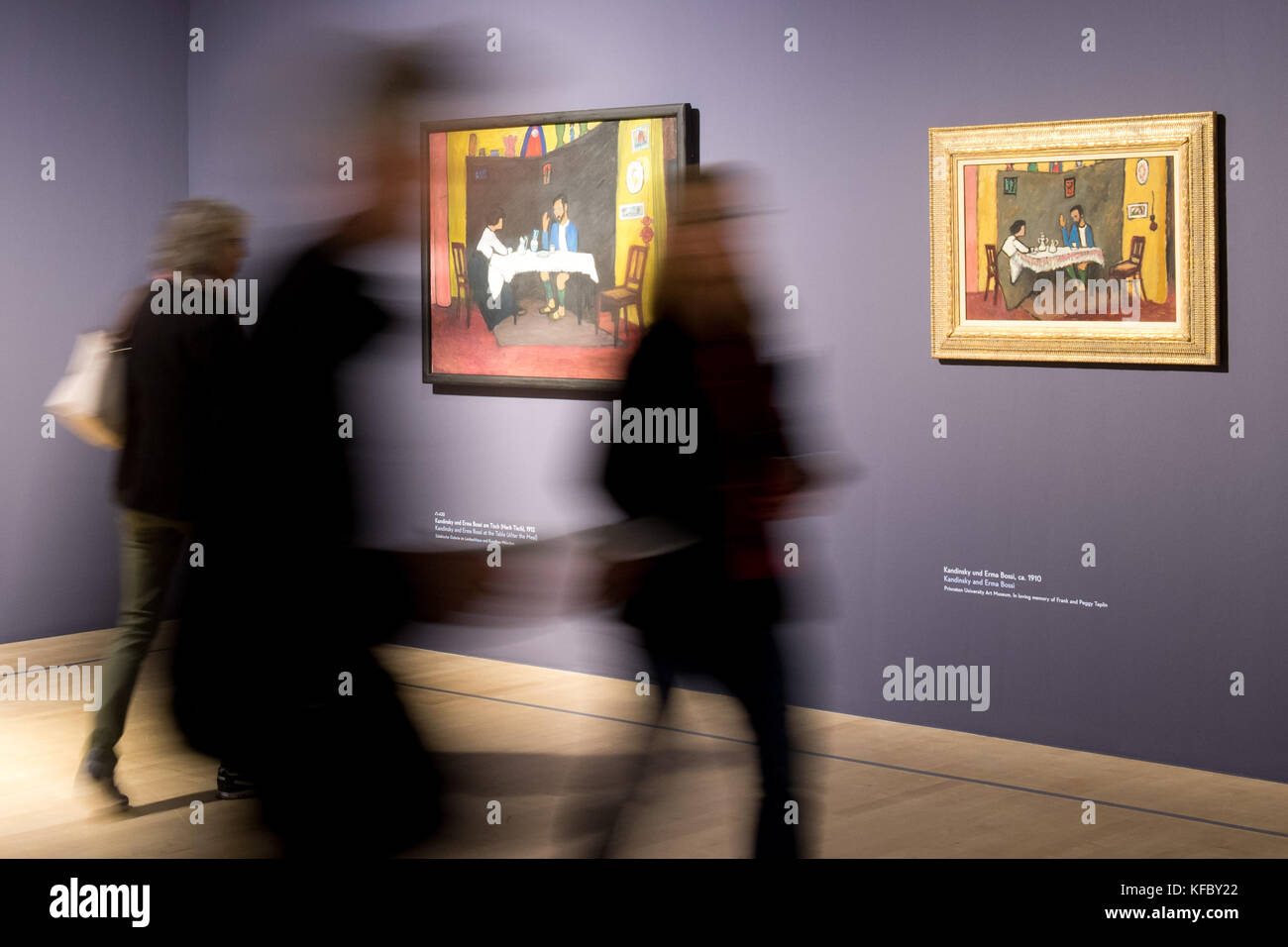 Munich, Allemagne. 27 octobre 2017. Les images 'Kandinsky und Erma Bossi am Tisch' (1925) (l) et 'Kandinsky und Erma Bossi' (ca. 1910) dans l'exposition Gabriele Muenter - Malen ohne Umschweife (Gabriele Muenter. Peinture au point) au musée Kunstbau am Lenbachhaus de Munich, Allemagne, 27 octobre 2017. L'exposition se déroule du 31 octobre 2017 au 08 avril 2018. Credit: Tobias Hase/dpa/Alay Live News Banque D'Images Munich, Allemagne. 27 octobre 2017. Les images 'Kandinsky und Erma Bossi am Tisch' (1925) (l) et 'Kandinsky und Erma Bossi' (ca. 1910) dans l'exposition Gabriele Muenter - Malen ohne Umschweife (Gabriele Muenter. Peinture au point) au musée Kunstbau am Lenbachhaus de Munich, Allemagne, 27 octobre 2017. L'exposition se déroule du 31 octobre 2017 au 08 avril 2018. Credit: Tobias Hase/dpa/Alay Live News Banque D'Images