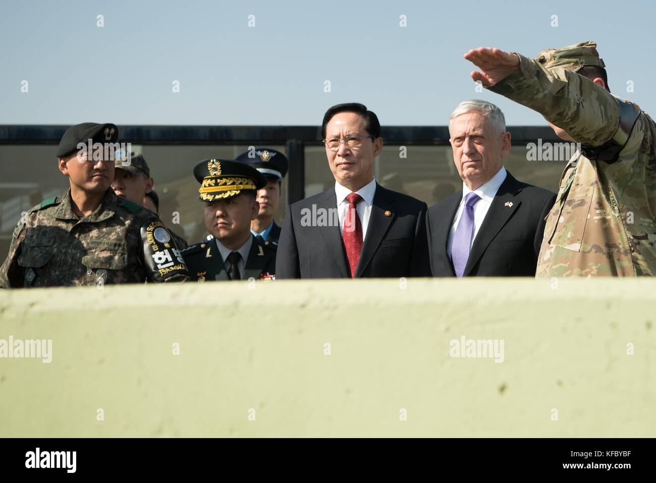 Le secrétaire américain à la défense, jim mattis et ministre de la défense sud-coréen song young-moo, centre, recevoir un exposé lors d'une visite surprise à la zone démilitarisée entre la Corée du Nord et du sud, le 27 octobre 2017 à Panmunjom, la Corée du Sud. Banque D'Images