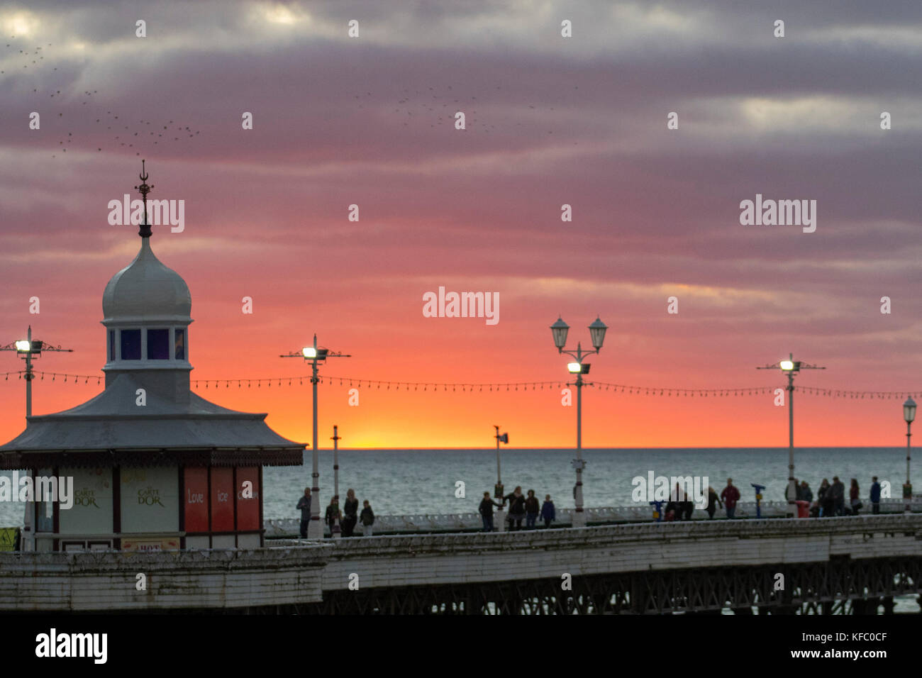 Promenade côtière au coucher de Blackpool, Lancashire, UK Weather. 27 octobre 2017, Rouge Ciel comme les couchers de soleil sur la jetée nord et mer d'Irlande une bonne perspective pour le beau temps demain. Ciel rouge le soir, au grand plaisir des marins. Banque D'Images