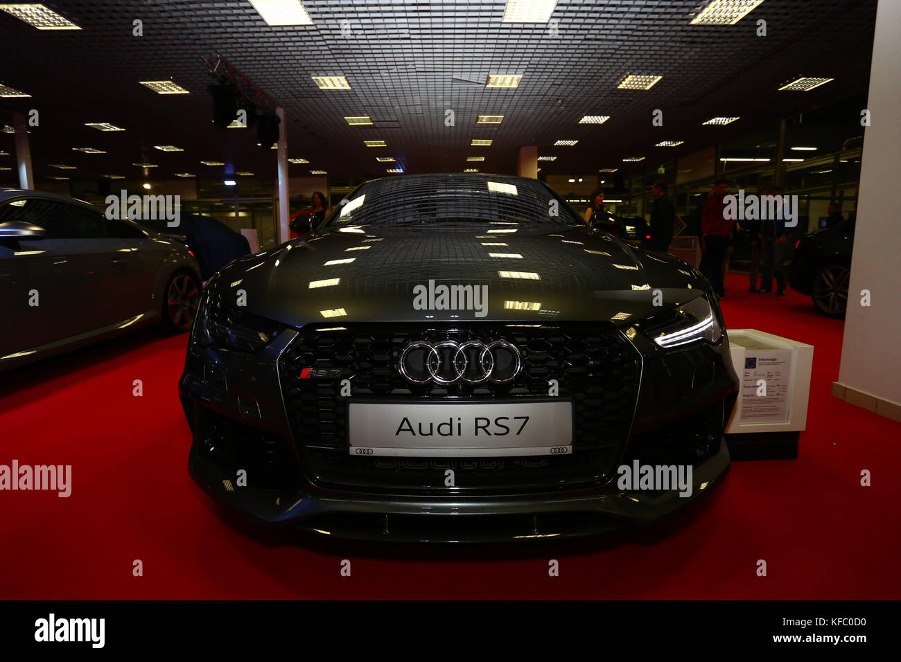 La Pologne, de Nadarzyn, 27 Octobre 2017 : Show Moto Varsovie célèbre sa 3ème édition. Luxe, course et tuning cars expose pour masses de visiteur. Grandes marques comme Volkswagen, Mercedes-Benz, Lexus et Infiniti voiture récente show. ©Madeleine Ratz/Alamy Live News Banque D'Images