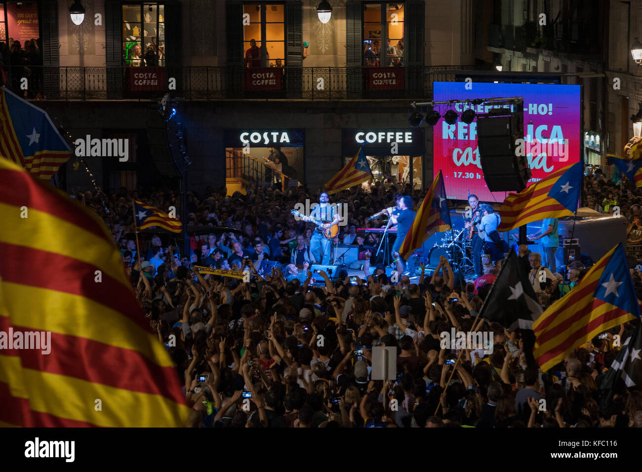 Barcelone, Espagne. 27 octobre 2017. Des milliers de personnes sont concentrées sur la Plaza Sant Jaume au son de la musique pour célébrer l'arrivée de la République catalane. Credit: Charlie Perez/Alay Live News Banque D'Images