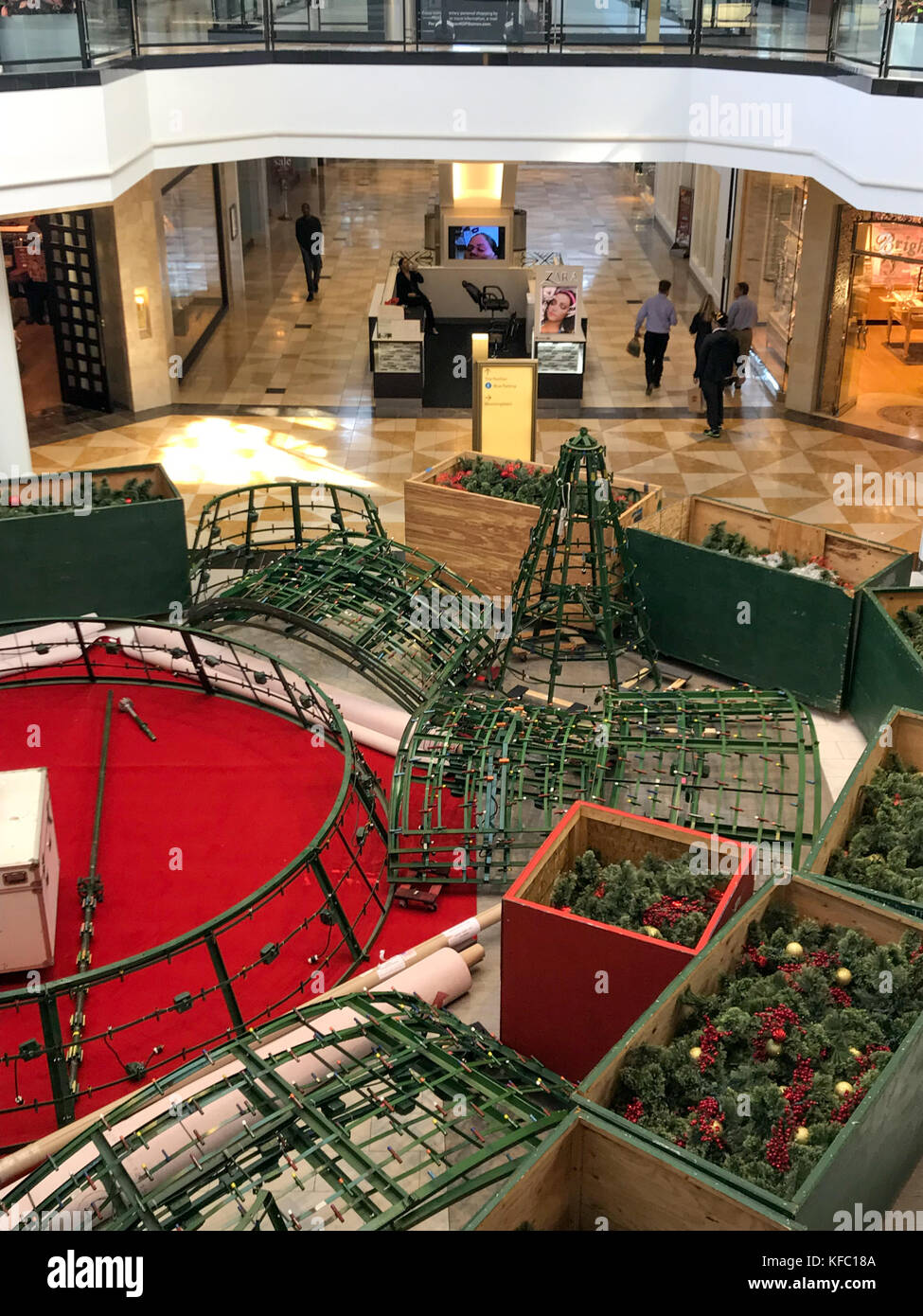 New York, USA. 27 Oct, 2017. Les décorations de Noël sont mis en place et d'autres maison de la construction est en cours au King of Prussia Mall à Washington - Etats-Unis d'Amérique Crédit : Don Mennig/Alamy Live News Banque D'Images