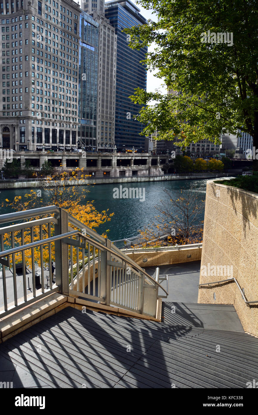 En regardant la rivière Chicago à partir de la terrasse supérieure d'une zone piétonne plaza entre la Trump Tower et wrigley building à Chicago Banque D'Images