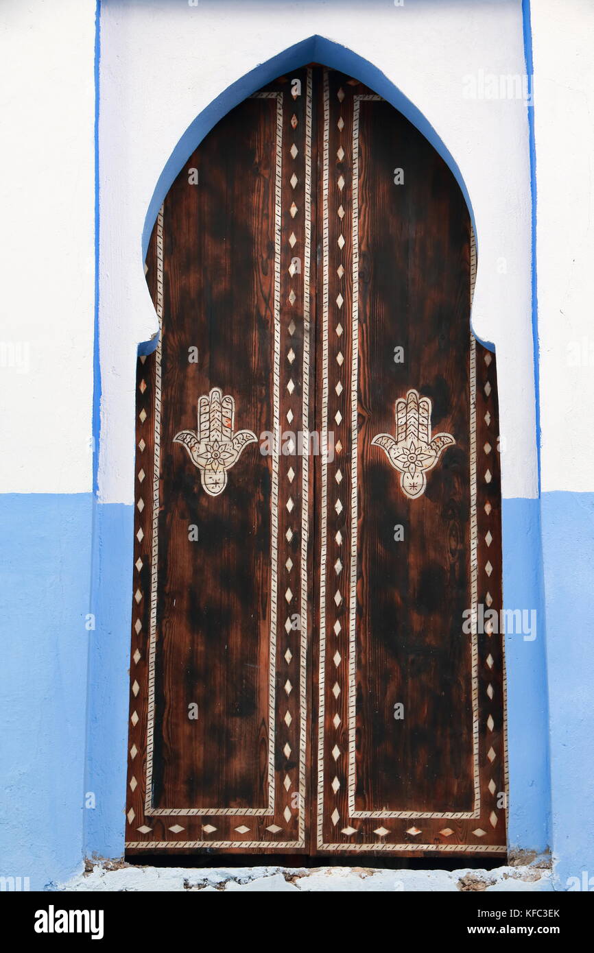 Porte en bois de style arabe avec des décorations d'os Banque D'Images