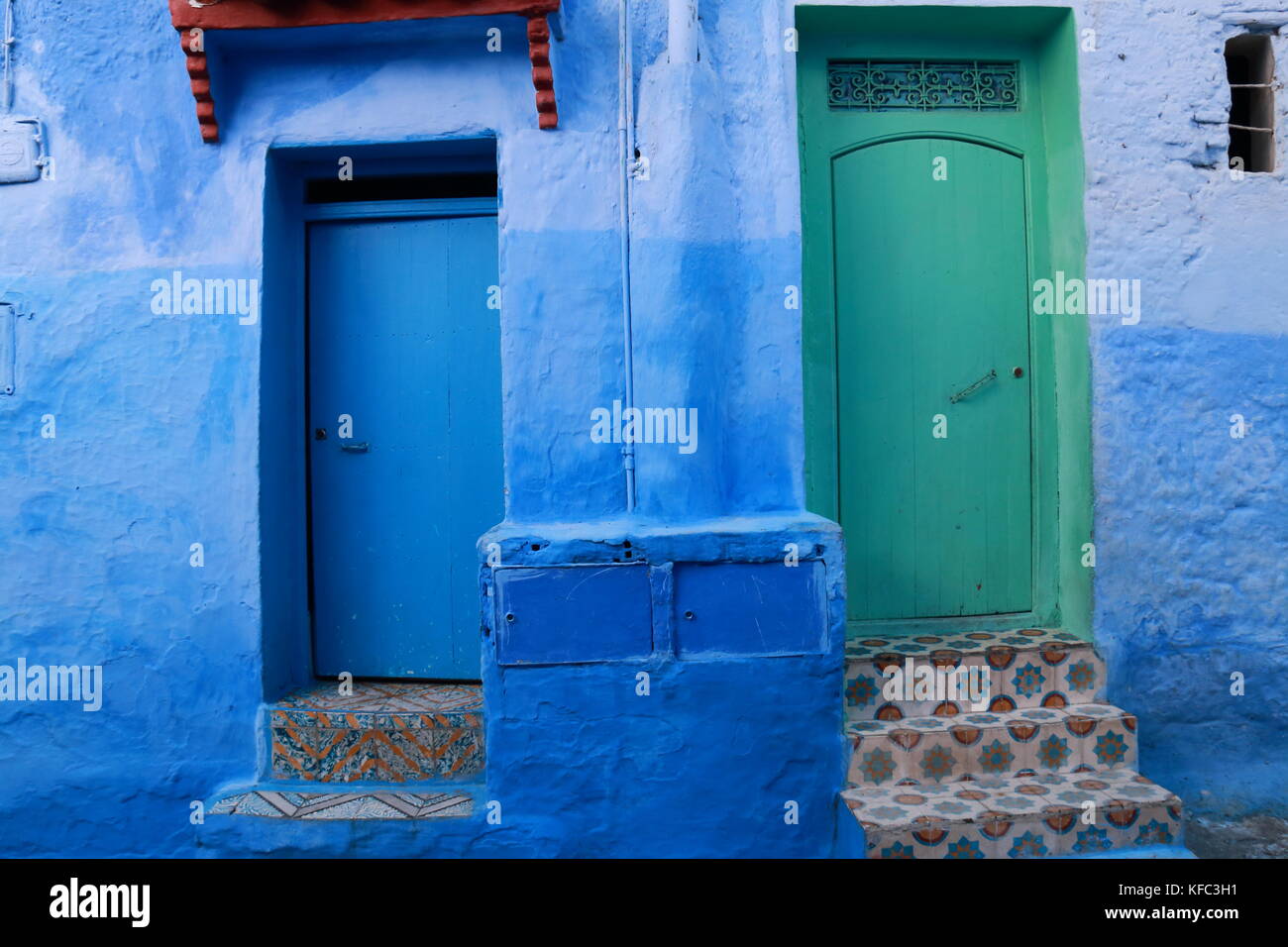 Deux portes, une bleue et une verte, de carrelage traditionnel Banque D'Images