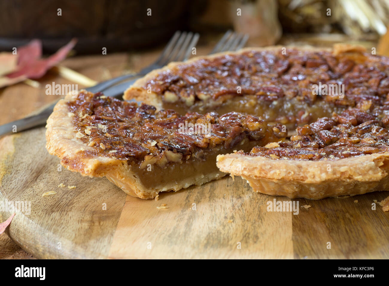 Tarte aux pacanes en tranches sur un sol en bois plater Banque D'Images