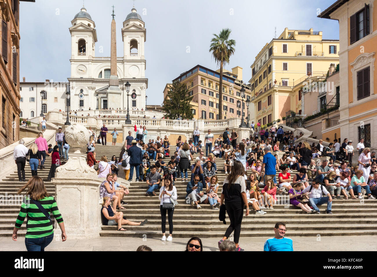 Les touristes assis sur la place d'Espagne, Rome, Italie Banque D'Images