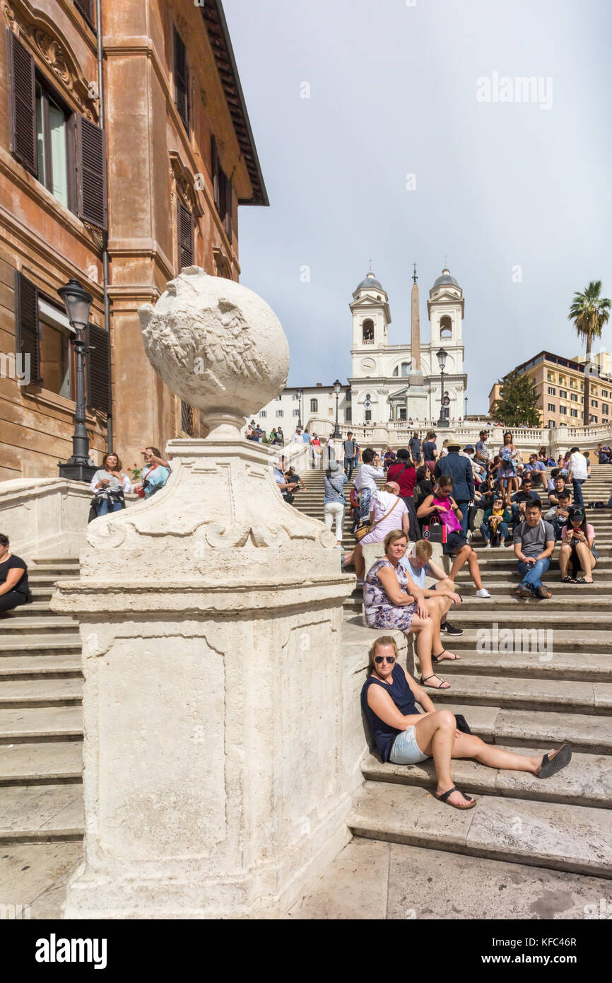 Les touristes assis sur la place d'Espagne, Rome, Italie Banque D'Images