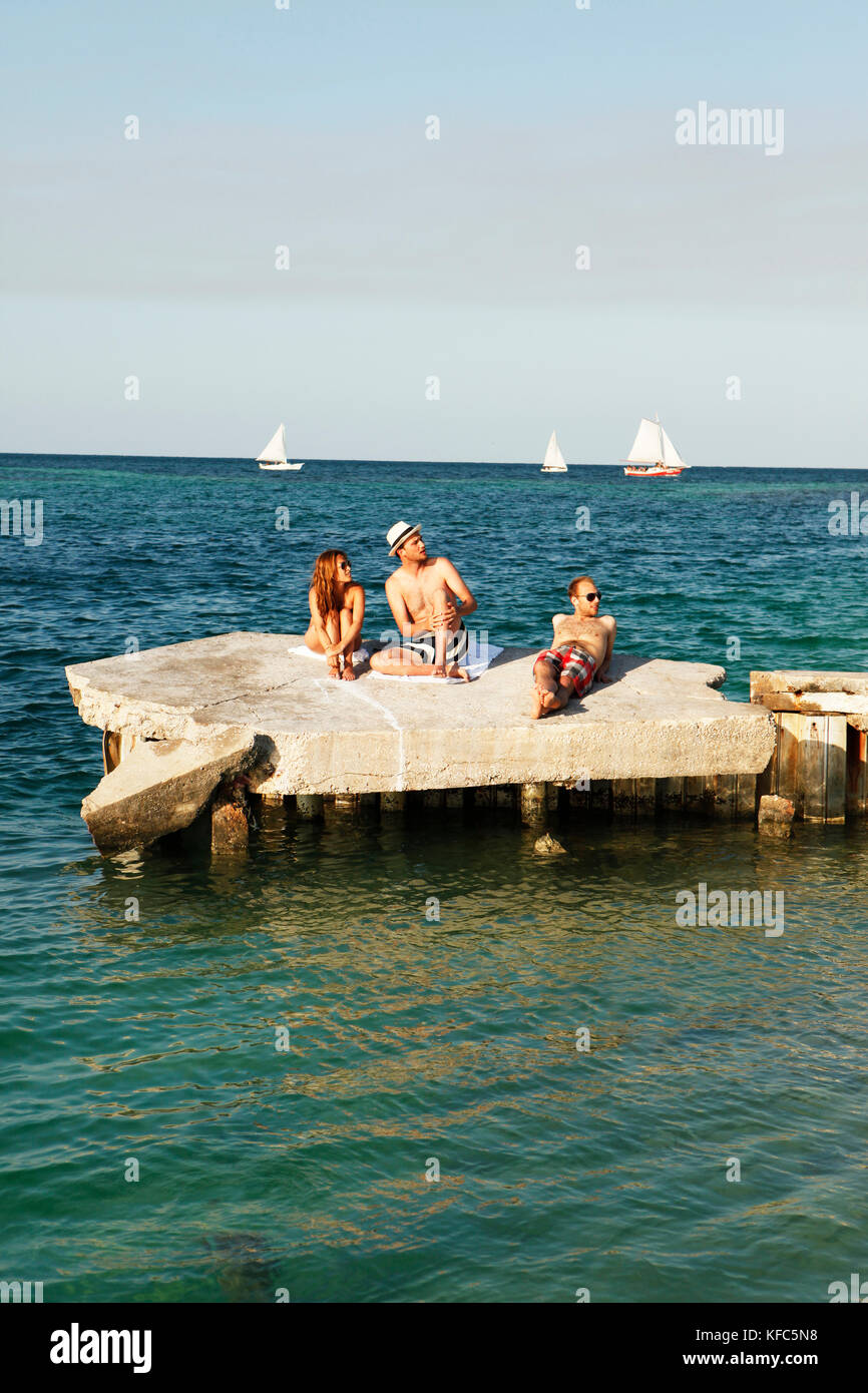 Caye Caulker, Belize, aiment se réunir sur une jetée à l'Lazy Lizard bar Banque D'Images