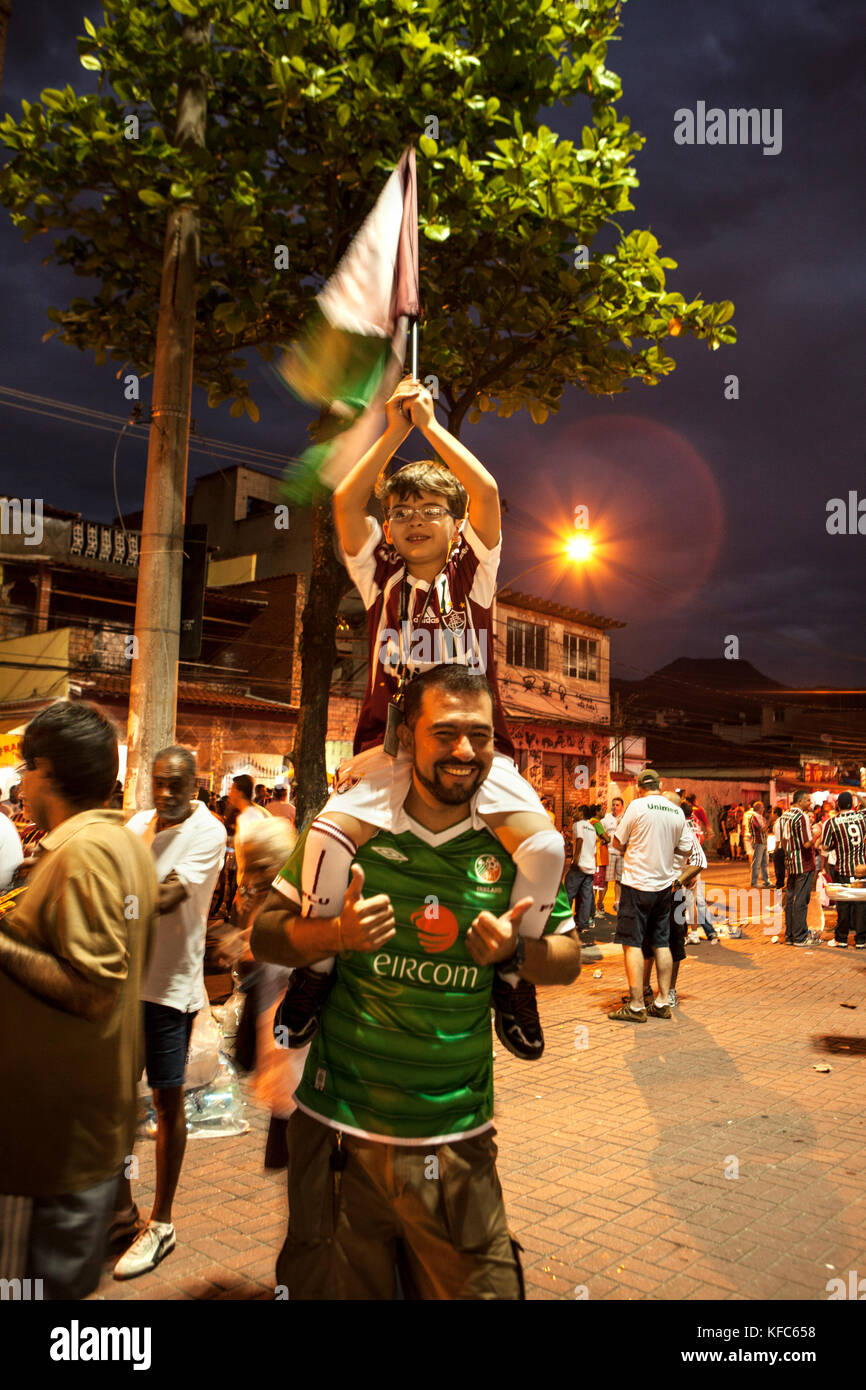 Brésil, Rio de Janeiro, un homme et son fils à l'extérieur du stade Joao Havelange ou engenhao, flumanense vs gremio Banque D'Images