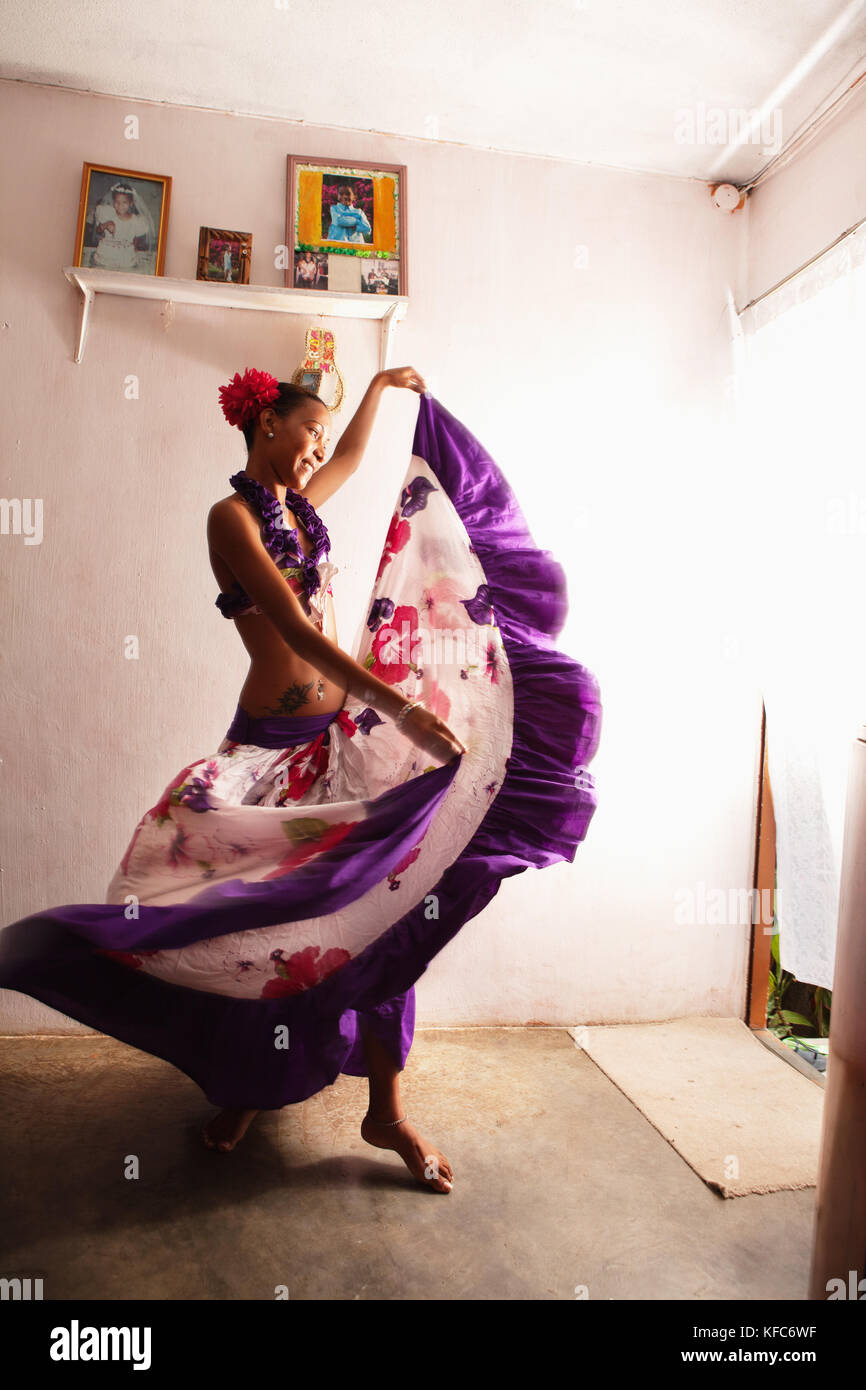 L'Ile Maurice, le Surinam, une jeune femme venratachullum sega danseur, cyndia, danses dans sa maison au rythme de la musique sega Banque D'Images
