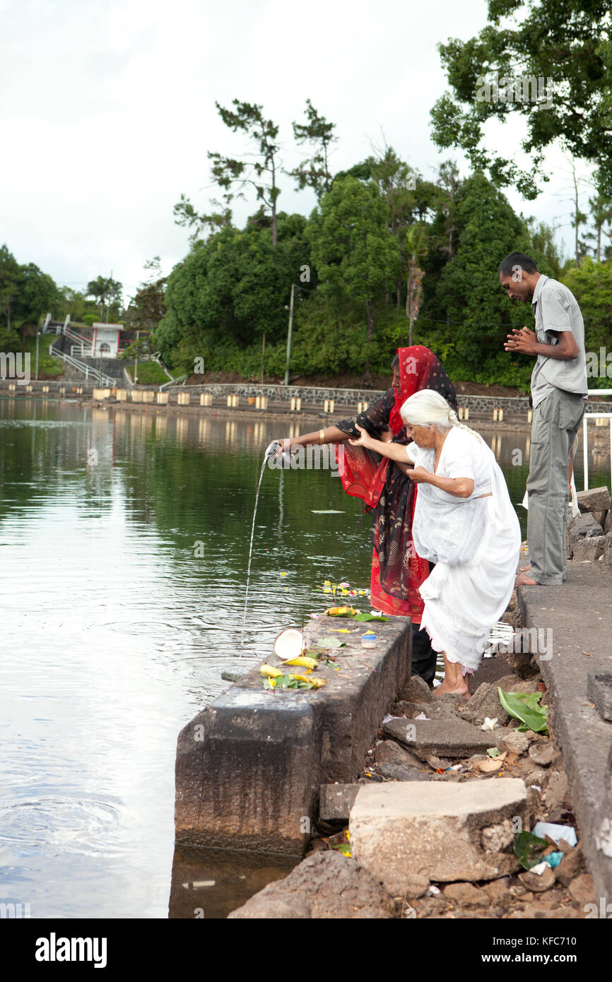 L'Ile Maurice, ganga talaoor ou le grand bassin est un lac de cratère sacré situé dans les montagnes dans le district de Savanne, considéré comme le plus sacré hind Banque D'Images