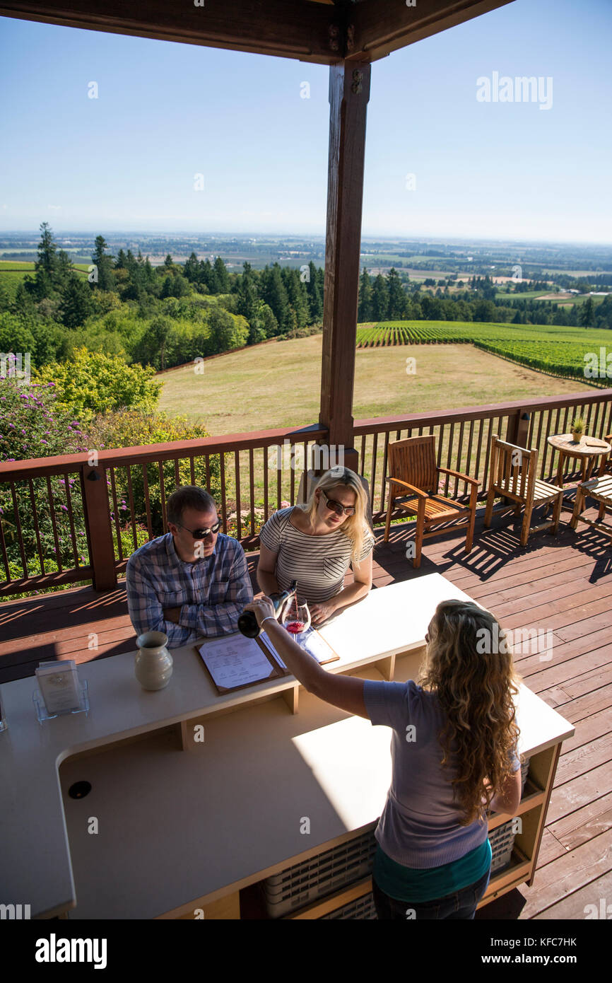Usa, Ohio, Willamette Valley, un couple goûte vin sur un patio extérieur au vignoble Domaine drouhin, Dundee Banque D'Images