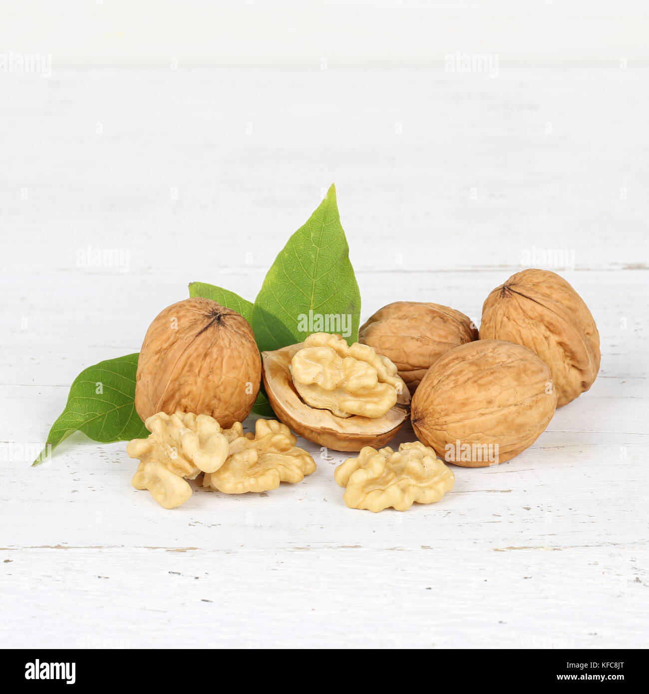Les noix les noix noix sur planche de bois carrés food Banque D'Images