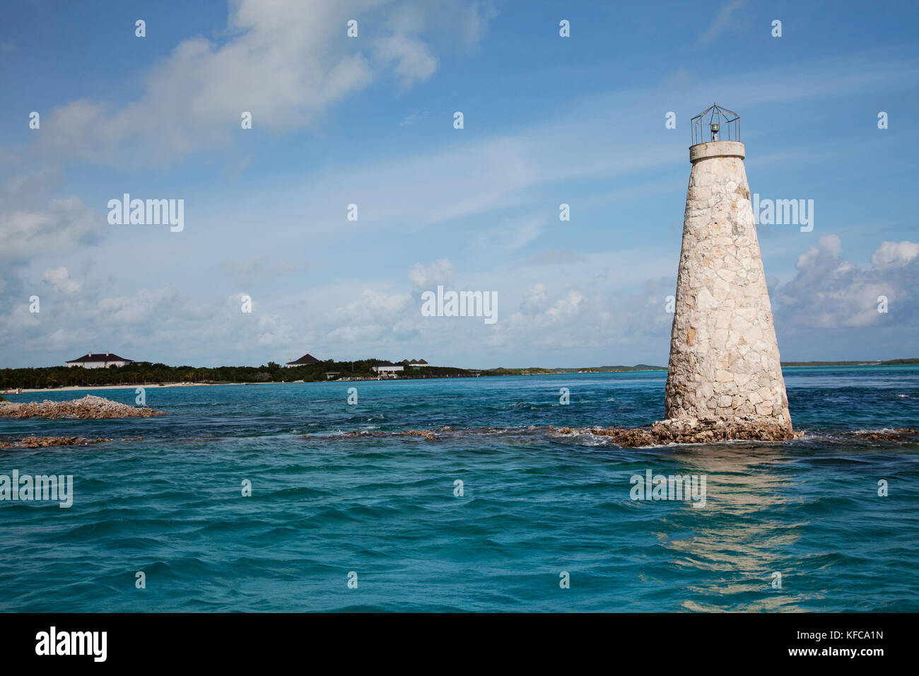 EXUMA, Bahamas. Un mini-phare en pierre par le 'Aquarium', Exuma Land and Sea Park, une baie abritée qui est à la maison à une gamme incroyable de la li Banque D'Images
