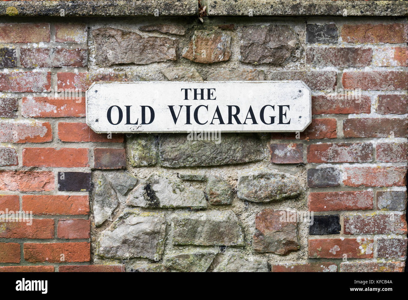 Le vieux signe de Vicarage sur un mur de briques, Avebury, Wiltshire, Angleterre, Royaume-Uni Banque D'Images