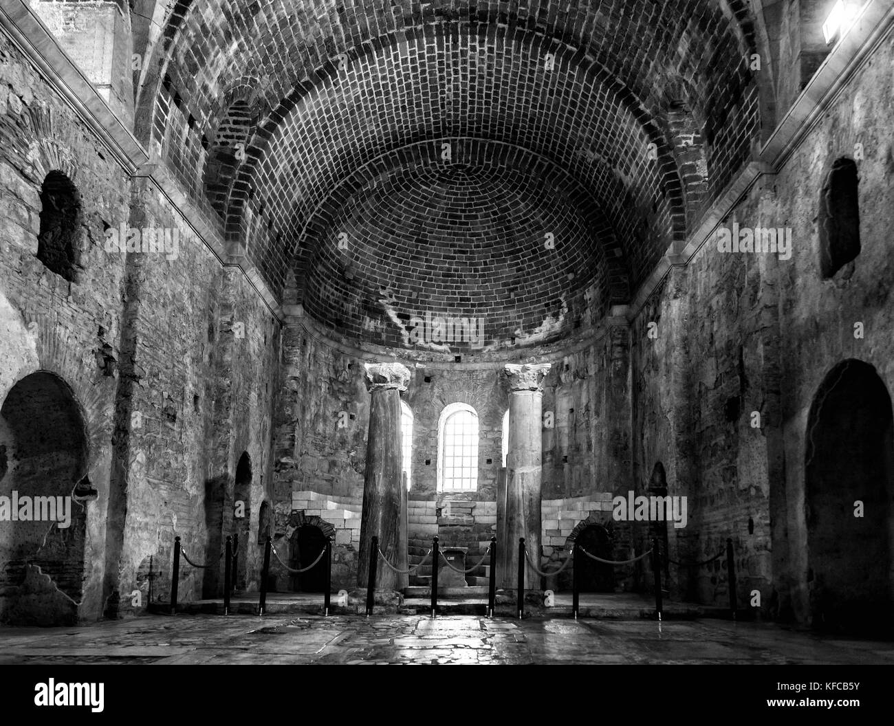 Intérieur de l'église Saint-Nicolas à Demre, Turquie. Photo en noir et blanc. Sans personnes Banque D'Images