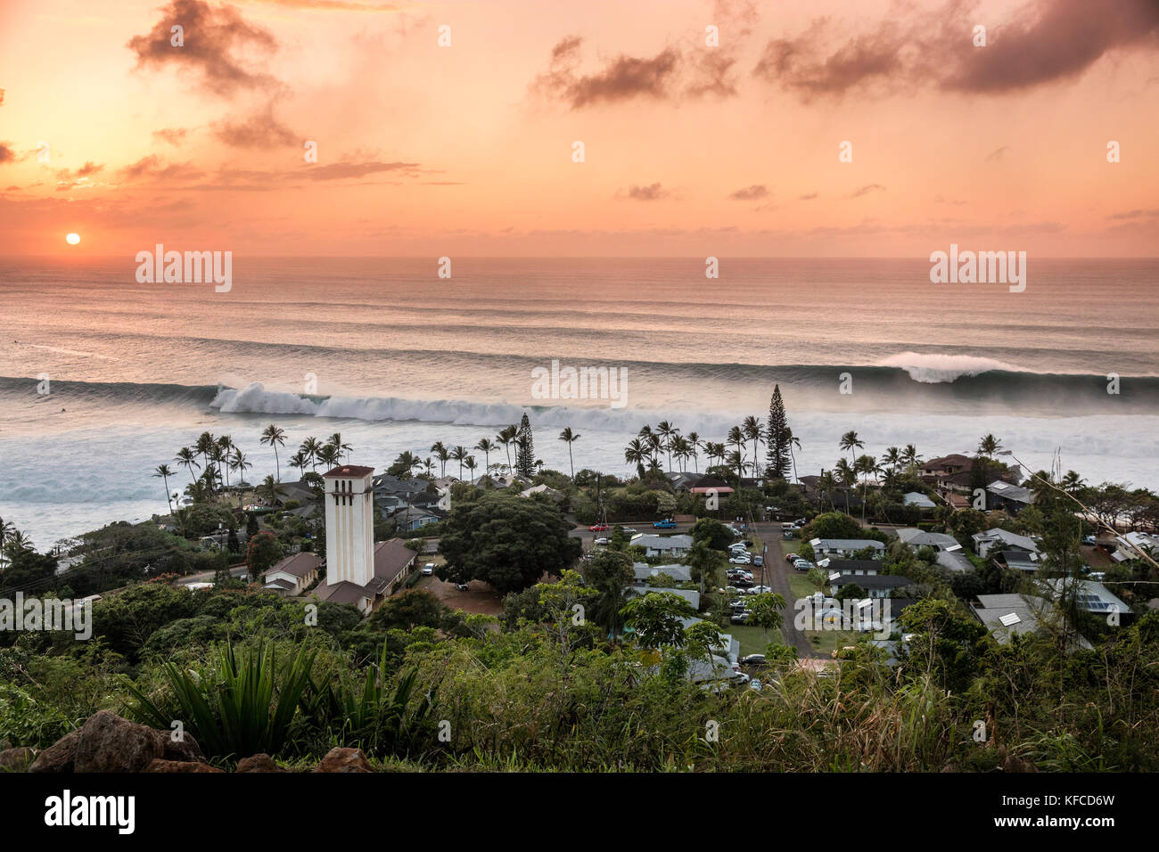 Hawaii, Oahu, côte-nord, eddie aikau, 2016, forte houle vu de dessus Waimea Bay au coucher du soleil Banque D'Images