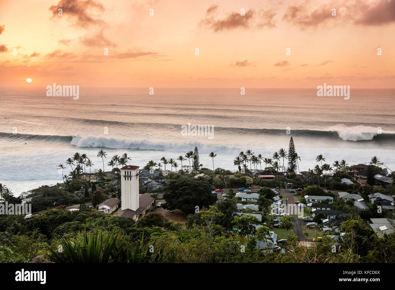 Hawaii, Oahu, côte-nord, eddie aikau, 2016, forte houle vu de dessus Waimea Bay au coucher du soleil Banque D'Images