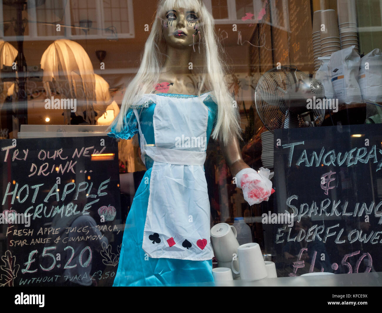 Alice Au Pays Des Merveilles Halloween Un peu d'Alice au pays des merveilles dans un affichage d'halloween dans la fenêtre d'un restaurant Photo Stock - Alamy