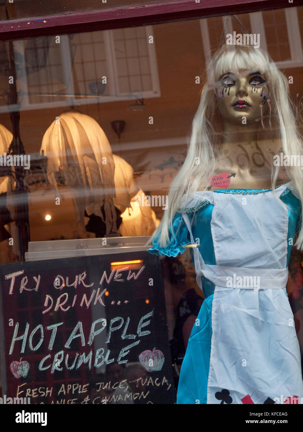 Alice Au Pays Des Merveilles Halloween Un peu d'Alice au pays des merveilles dans un affichage d'halloween dans la fenêtre d'un restaurant Photo Stock - Alamy