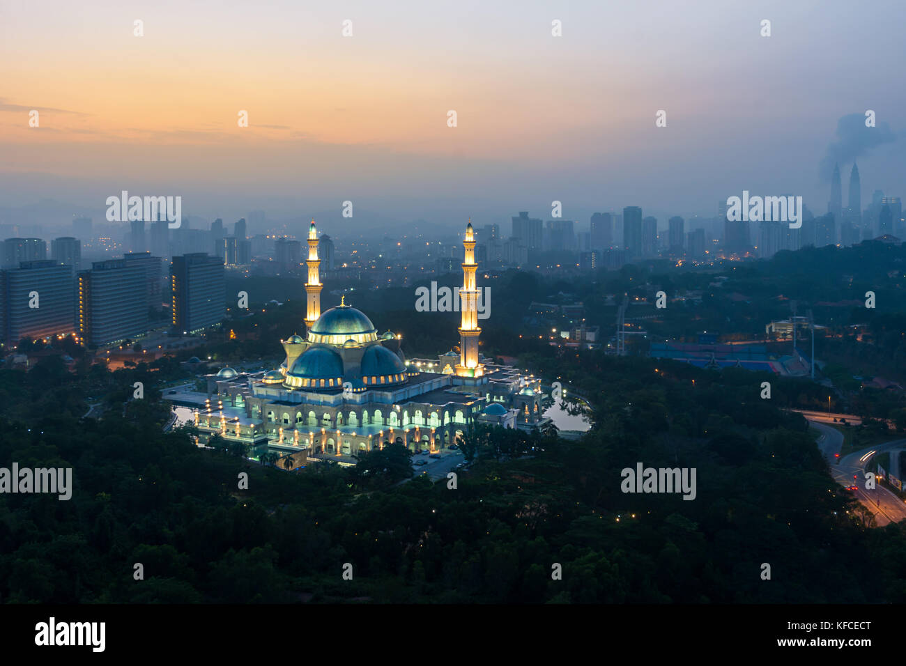 Vue aérienne de la mosquée du terriroire fédéral pendant le lever du soleil. mosquée du terriroire fédéral est un grand mosquée de Kuala Lumpur, Malaisie Banque D'Images