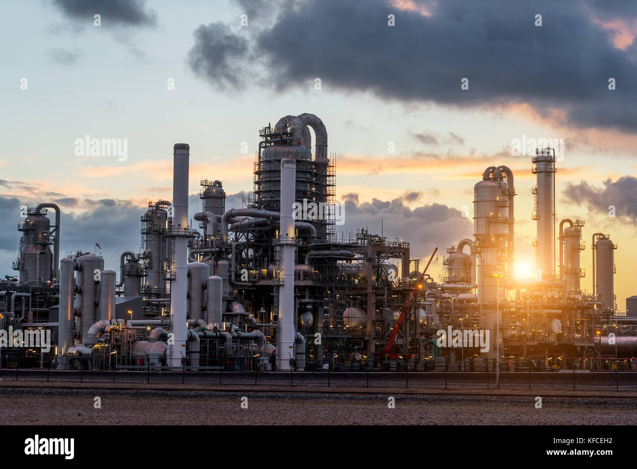 Raffinerie de pétrole au coucher du soleil à Rotterdam, Pays-Bas. Banque D'Images