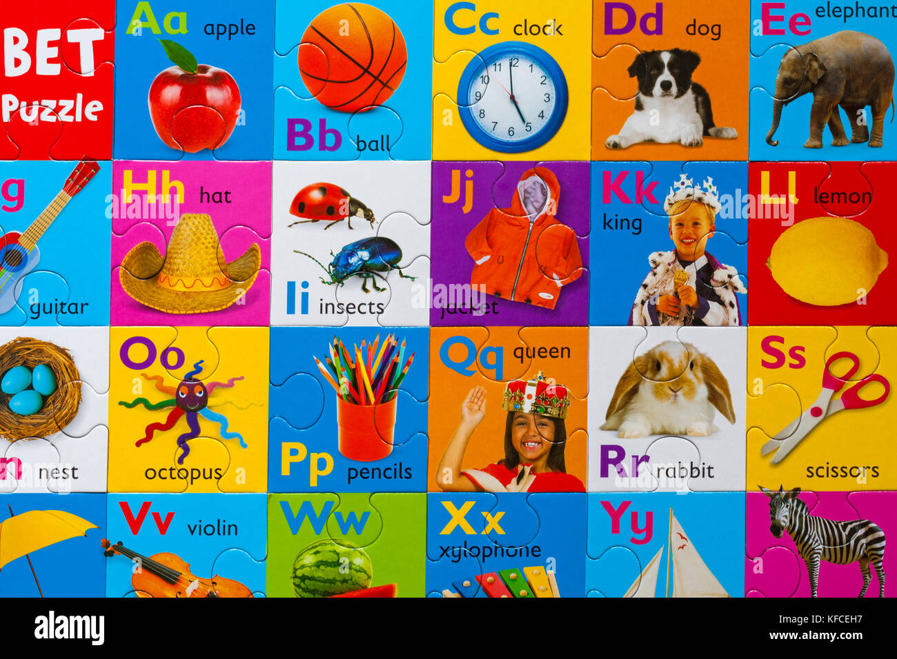 De grandes montrant une partie de l'Alphabet PUZZLE puzzle terminé Banque D'Images