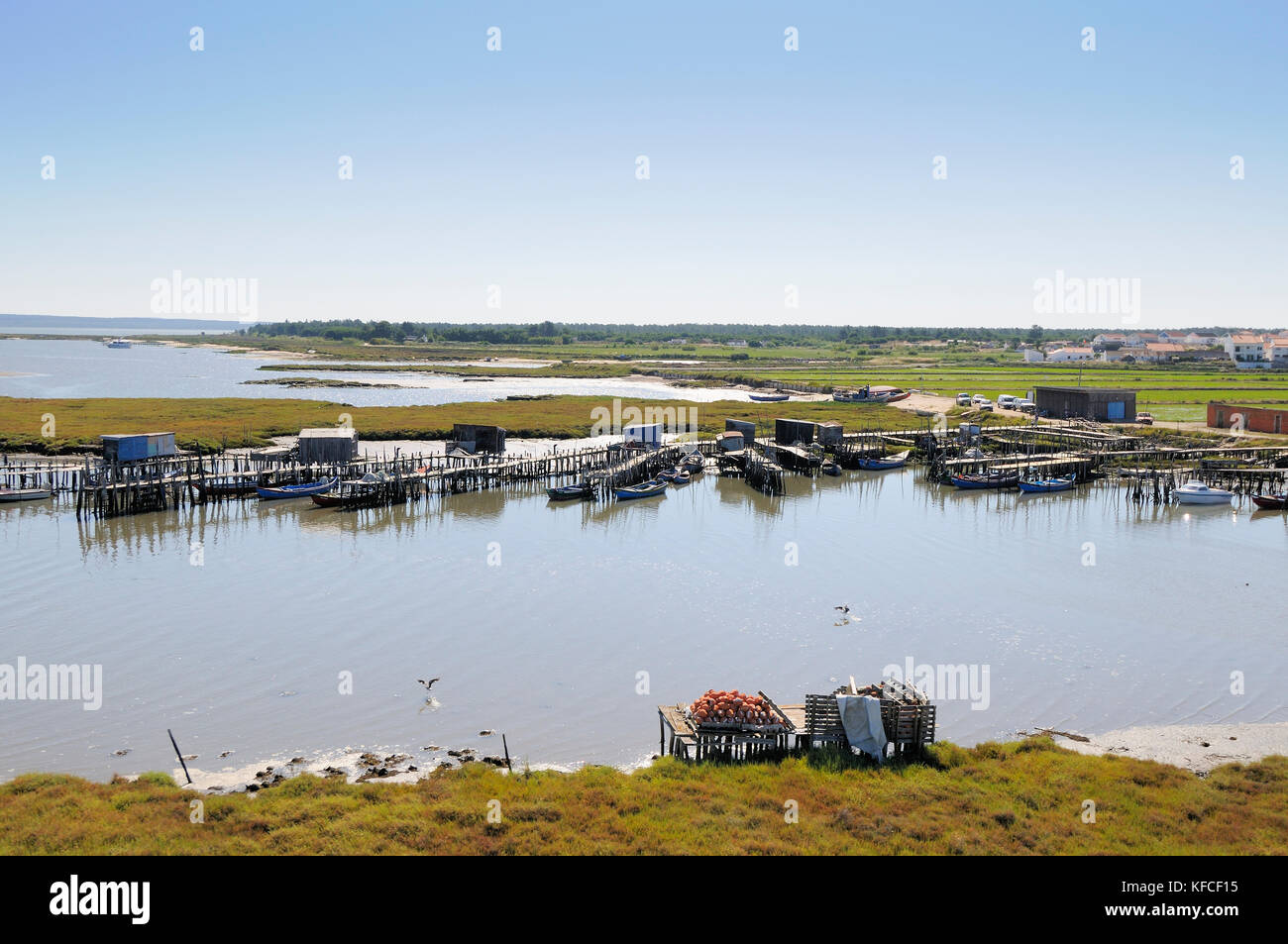 Vue aérienne du port de pêche de Carrasqueira palafitte. Alentejo, Portugal Banque D'Images