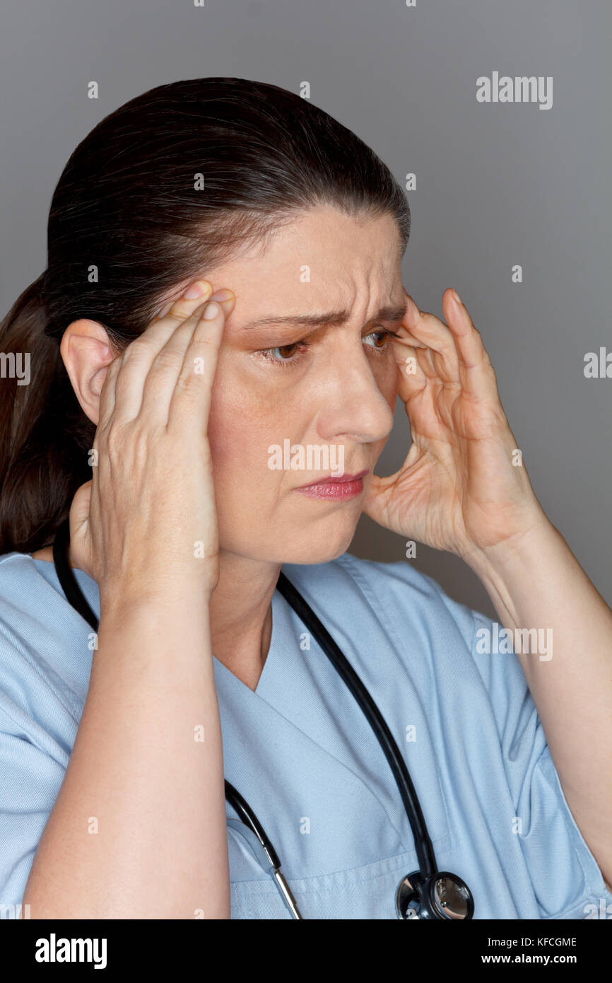 Infirmière ou médecin, souffre d'une céphalée aiguë ou de migraine à cause trop de stress et de travail Banque D'Images