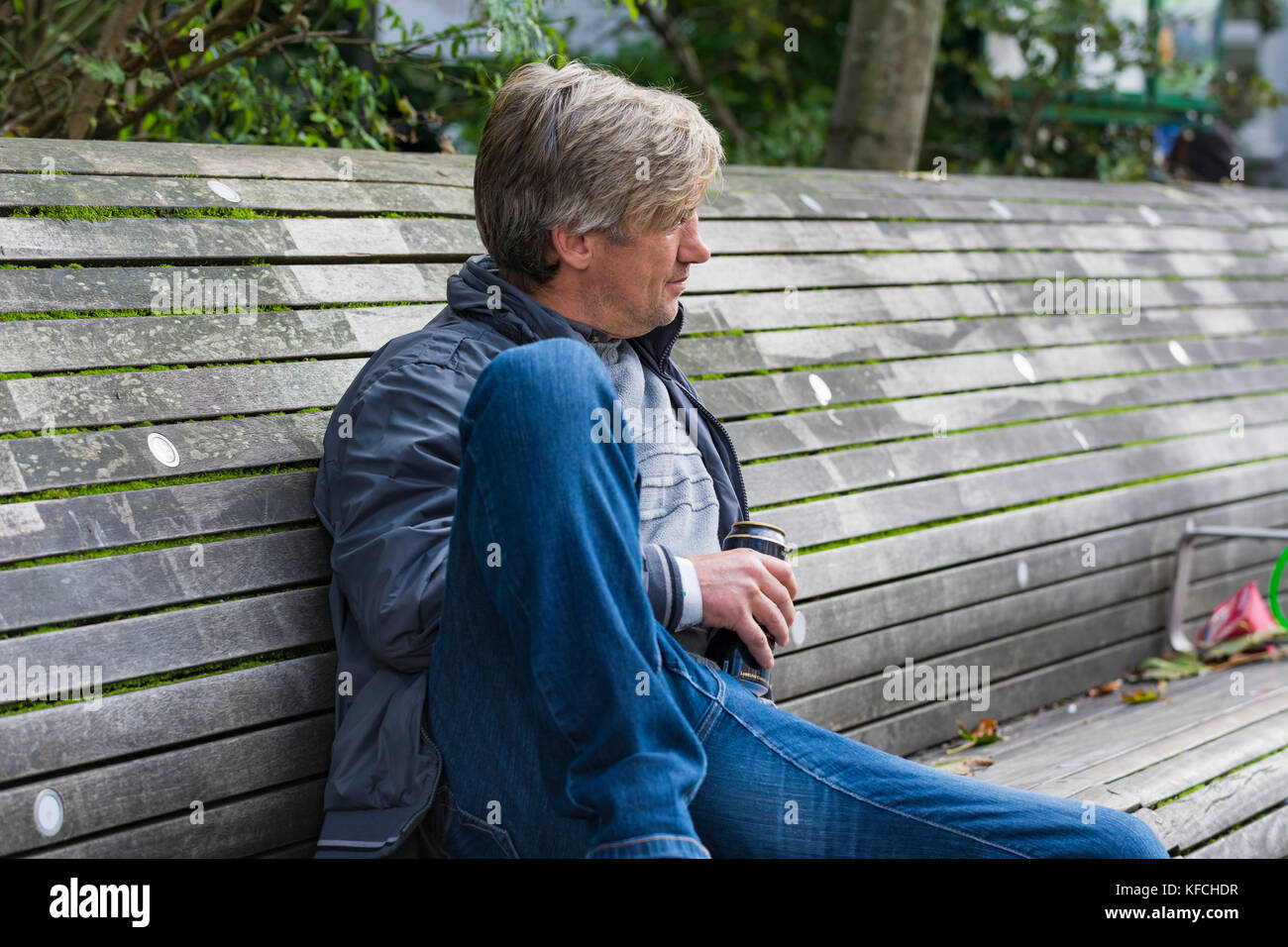 L'homme ivre, boire de l'alcool, et tenant une canette de bière dans une ville à Brighton, East Sussex, Angleterre, Royaume-Uni. Vie d'ivresse. Banque D'Images