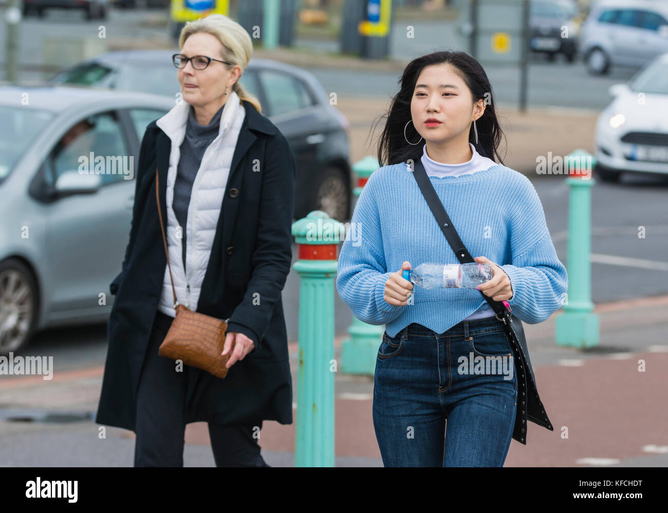 Young Asian woman walking in Brighton, East Sussex, Angleterre, Royaume-Uni. Banque D'Images