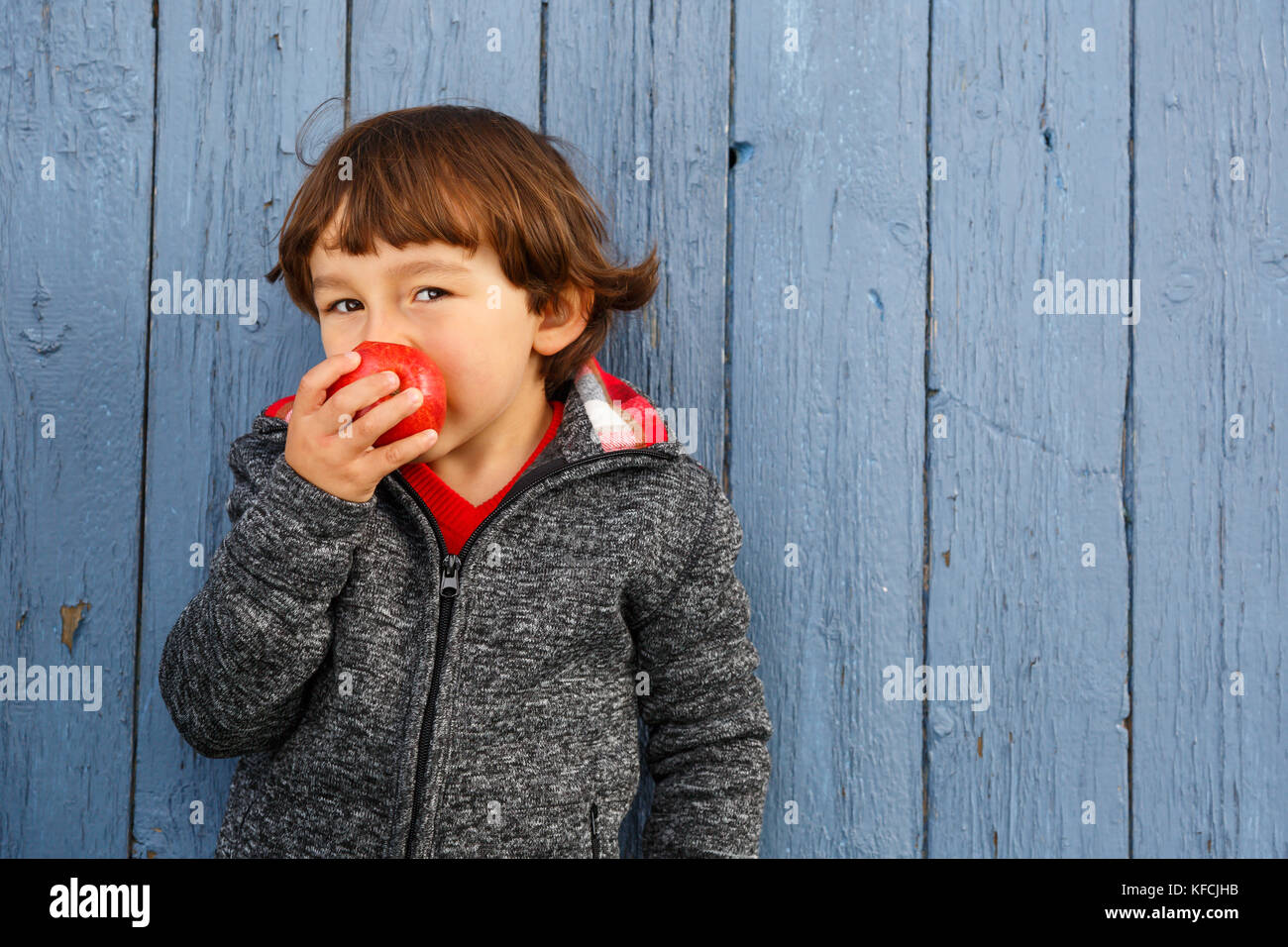 Petit garçon enfant kid manger pomme fruit sain sourire automne Banque D'Images
