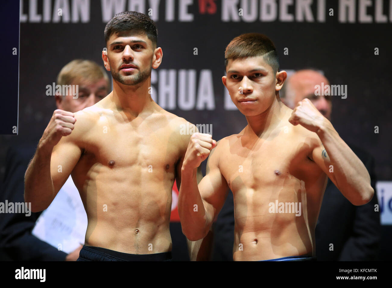 Joe Cordina (à gauche) et Lesther Cantillano pendant le pesage à Motorpoint Arena Cardiff. APPUYEZ SUR ASSOCIATION photo. Date de la photo: Vendredi 27 octobre 2017. Voir PA Story BOXING Cardiff. Le crédit photo devrait se lire comme suit : Nick Potts/PA Wire Banque D'Images