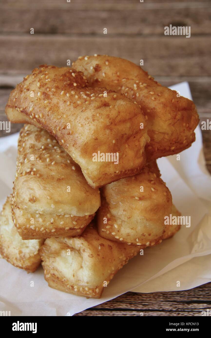 Butterfly de brioches, de l'alimentation de rue chinois pâte sucrée au sésame Banque D'Images