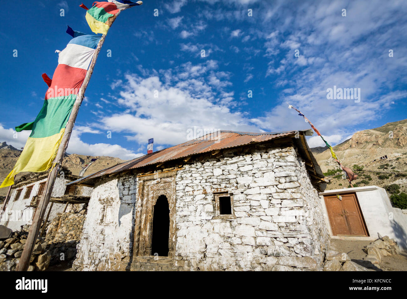 Sanctuaire bouddhiste dans un petit village nako règlement dans l'Himalaya indien. unique sanctuaire bouddhiste peu probable à la candidate pour un bâtiment sainte Banque D'Images Sanctuaire bouddhiste dans un petit village nako règlement dans l'Himalaya indien. unique sanctuaire bouddhiste peu probable à la candidate pour un bâtiment sainte Banque D'Images