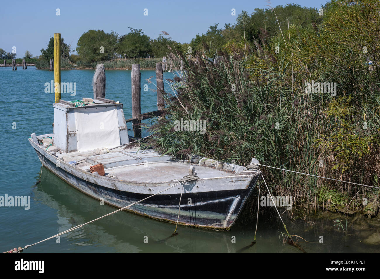 Vieux bateau de pêche amarré à côté du ferry point, porto Santa Margherita, Veneto Banque D'Images