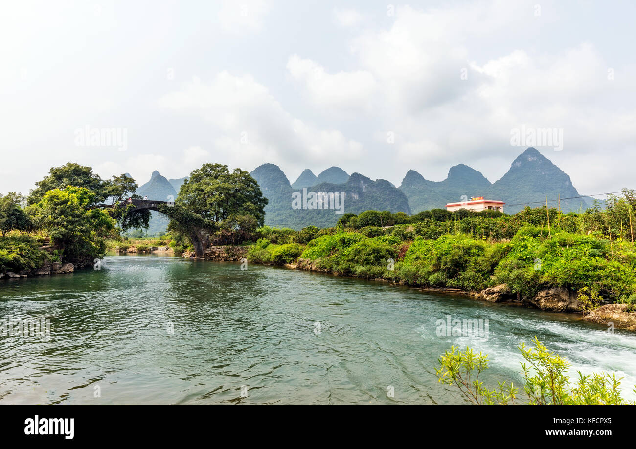 Stock photo - yangshuo, chine à la dragon pont enjambant la rivière li Banque D'Images